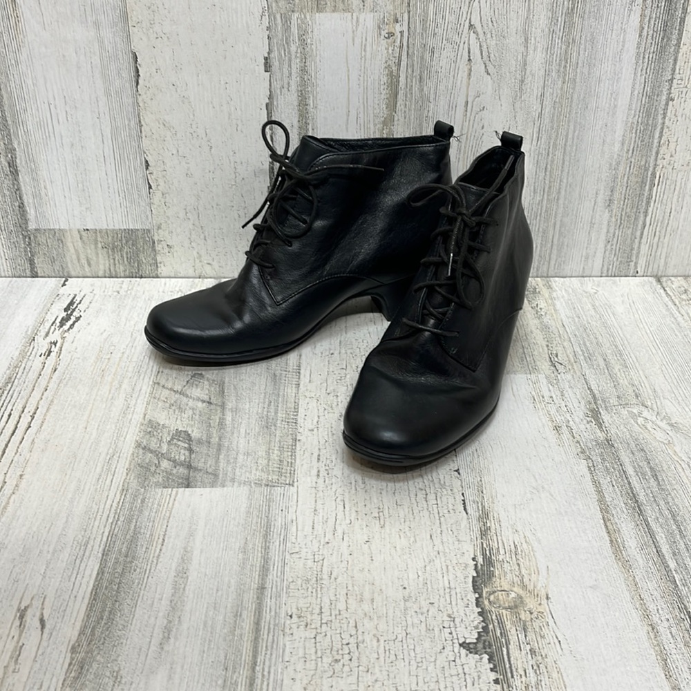Clarks size 8 heeled booties